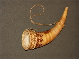 Рог охотничий из бересты большой с гербом лакированный.